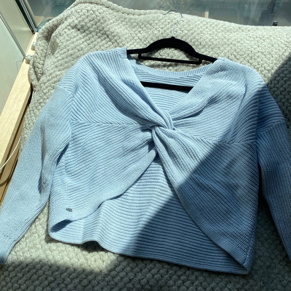 Reversible knot sweater